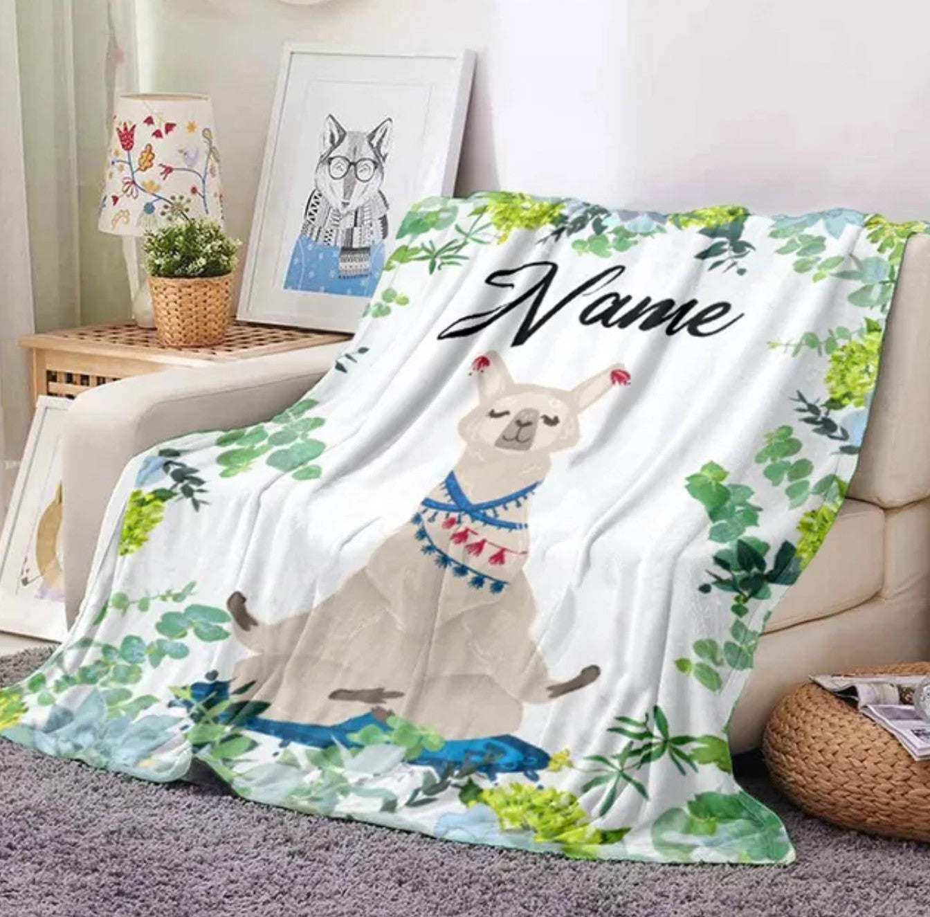 Namensdecke Lama mit grünen Pflanzen